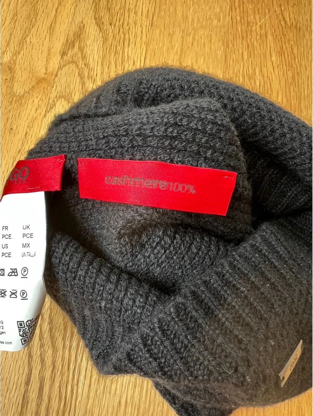 HUGO Hugo Boss 100% Cashmere Black Knit Beanie Hat Metal Logo Unisex